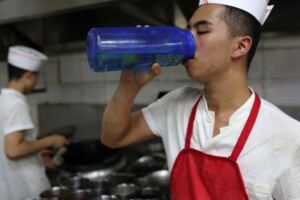 真心勸你：夏天也別狂喝冷飲！4個後果很多人深有體會