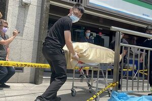 艾成墜樓亡／目擊艾成墜樓店員聽見「碰」 一聲　回憶此事仍「頻頻抓手」一臉驚恐