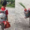 開學第一天，小男孩背著「兩根蔥」去上學，看到書包裡的東西後網友都笑翻了！