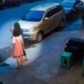 媽媽在路邊只顧自己玩手機女兒拍背提醒，下一秒「超驚險畫面」被監視器全錄下！
