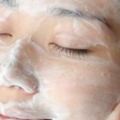 洗面乳一擠出來就往臉上抹？教你清潔臉部小竅門，皮膚越洗越滑嫩！