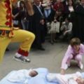 世界上最愚蠢的節日應該是西班牙的「跳嬰節」了，釀成無數家庭慘劇但卻未被禁止！