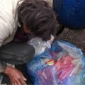 看到街友翻垃圾桶吃餿水，陣頭暖男「落淚」送豐富鮮食幫找家人！