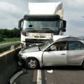 男超車失控衝對向　慘遭貨櫃車撞斃