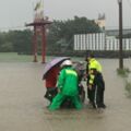 雨量逼近200毫米！台中多輛轎車淹水滅頂、機車水中拋錨