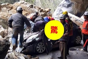 這對友人開車行駛到中慈母橋時 竟被突如其來的落石砸重...車身全毀...人的模樣...