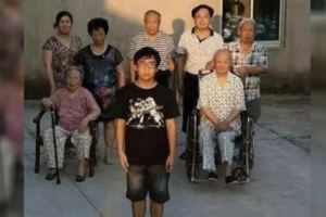 這張網路瘋傳「恐怖全家福」乍看之下「好像沒什麼」，細看後竟然「從頭麻到腳」......