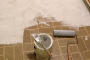 她拿了油漆把地板「全部刷白」害老公當場氣瘋！沒想到第二天早上，家裡的地板竟然...老公差點看跪了！