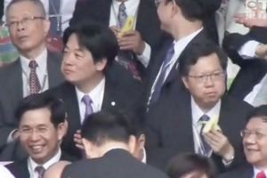 太可愛了！賴清德林佳龍鄭文燦三市長去年就職典禮台下吃香蕉