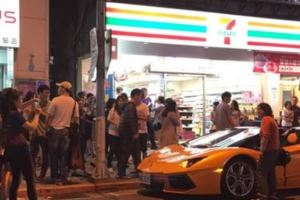 超跑「藍寶堅尼」大牛台北街頭違停遭開單，民眾叫好搶拍