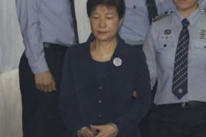 朴槿惠戴手銬　押法庭受審