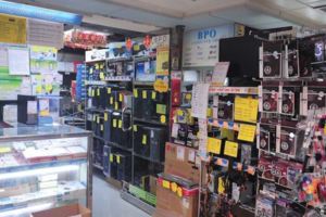 奧客被糾正隨身碟不等於USB當場就腦羞，嗆店員不專業後再做出的手勢讓網友都笑到嘴巴酸！