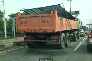 騎士在濃霧陣遇到砂石車心想遇到道路殺手死定了，但下一秒司機的行為讓他忍不住大喊「我錯了」！