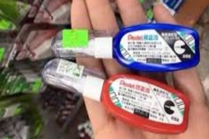 她在文具行看到「同款立可白，紅色卻比藍色貴13元」，店員給出的解答讓大家都超傻眼！