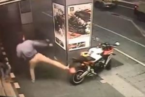惡劣男無故踹倒重機網譙翻：肉搜！讓他賠到哭