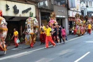 在路上不小心對眼八嘎囧被嗆「跨三小」的時候該怎麼辦？鄉民神回最後卻在急診室...