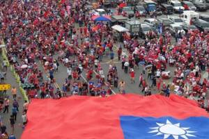 韓國瑜花蓮造勢 大國旗從場內傳到周圍道路