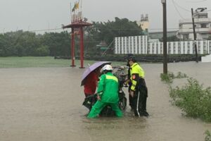 雨量逼近200毫米！台中多輛轎車淹水滅頂、機車水中拋錨