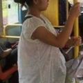 22歲孕婦懷胎4月坐公交，被老大娘逼著讓座，剛起身倒黴事發生了