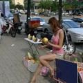 美女推三輪車削水果賣1300元一個！沒想到一大堆人搶著買！走近一看才發現是啥！