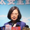 韓國瑜開直播秀公文 蔡英文：不知是還沒批還是借來的