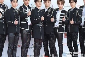 「EXO」「新聞」170603EXO制服亮相夢想演唱會紅毯秀世勳、伯賢造型細節戳飯心