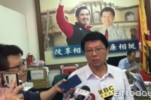 男攜刀躺宣傳車 謝龍介：針對我來 不要傷及無辜