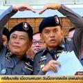 泰國警察開大絕！互毆打架被抓到必須「兩人一起比愛心」才能和解？