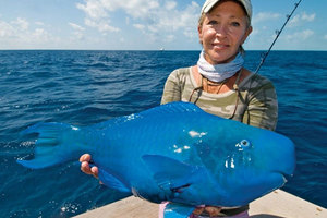 女子在海上釣魚，沒想到突然釣上一隻「藍色怪魚」，沒想到牠居然是······好神奇！