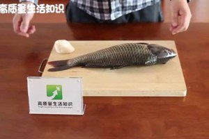 只要一塊蘿蔔 魚鱗瞬間就被颳得妥妥貼貼…