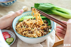 來碗擔擔麵~能作為小吃的主食，那味道，確實讓人上癮。