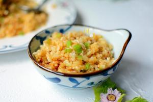 [芹菜蛋炒飯]這蛋炒飯粒粒金黃，有蛋香見不到雞蛋，最後灑一把它，清香又解膩