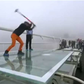中國張家界玻璃橋夠不夠安全？英國記者實際拿大鐵鎚猛力狂砸，最後的結果是……