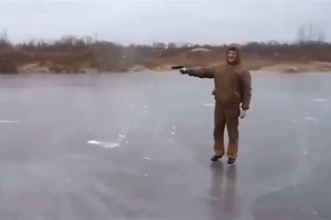 拿槍射擊冰湖面的他，發現到子彈打到到冰上會呈現出驚人畫面，讓一堆人看傻了眼！