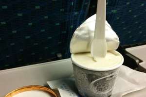 原來最近在日本新幹線很火紅的「冰淇淋插湯匙」照是這意思啊，不少長輩都誤會大了！