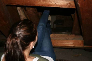 女子打掃老房子時意外發現閣樓裡的暗門，一踹開後簡直不敢置信！