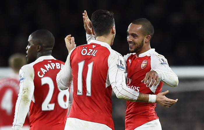 1450735643_mesut-ozil-theo-walcott-arsenal.jpg