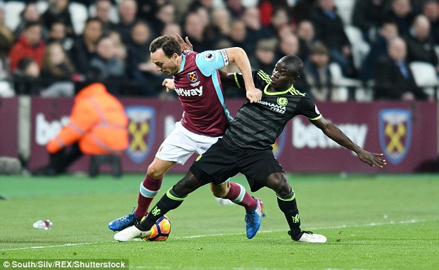 3E09624100000578-4291158-Kante_challenges_the_West_Ham_captain_Mark_Noble_during_Monday_n-a-32_1488926063134.jpg