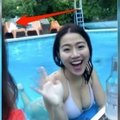 正妹在泳池邊「錄影直播」，沒想到眼尖的網友發現後面竟然有 「那是什麼趕快離開游泳池啊！」
