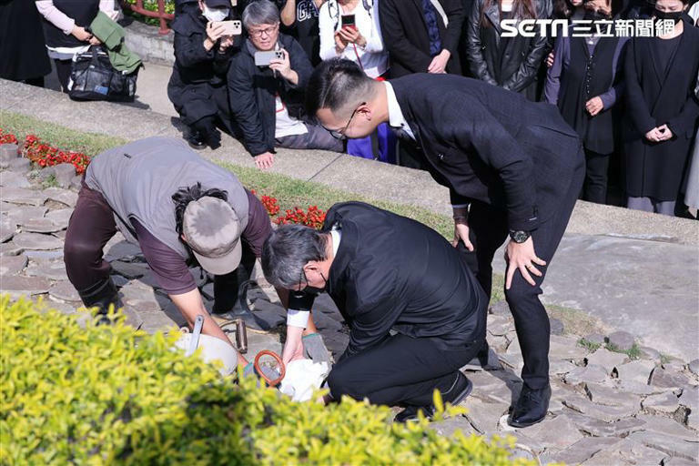 瓊瑤兒子陳中維（中）花葬骨灰。（圖／記者鄭孟晃攝影）