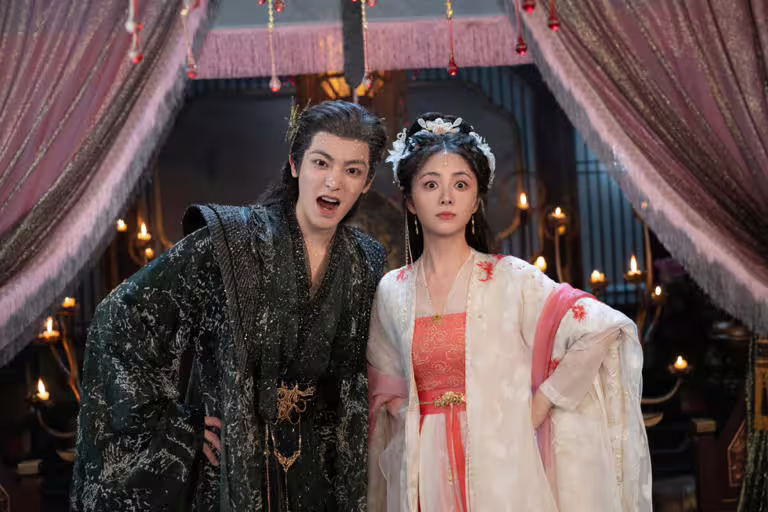 《逍遙》劇照:譚松韻、侯明昊甜蜜互動,CP 感十足。 《逍遙》劇照:譚松韻、侯明昊甜蜜互動,CP 感十足。