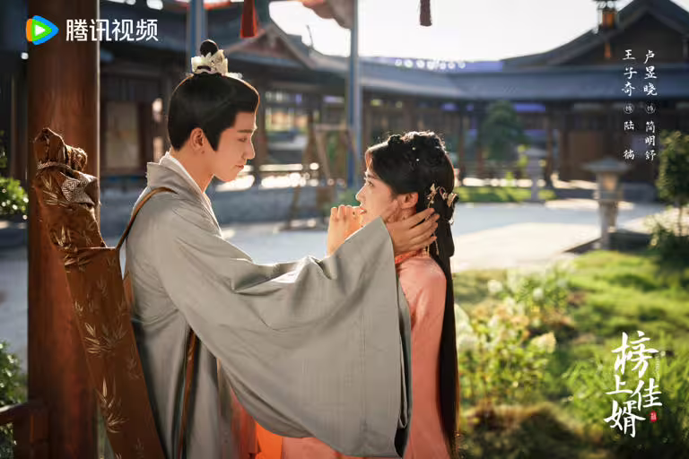 《榜上佳婿》劇照:王子奇、盧昱曉甜蜜互動,歡喜冤家。 《榜上佳婿》劇照:王子奇、盧昱曉甜蜜互動,歡喜冤家。