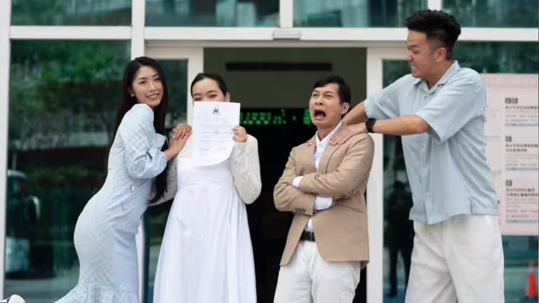 逸祥和娃娃上月登記結婚。(圖/翻攝自逸祥臉書) 逸祥和娃娃上月登記結婚。(圖/翻攝自逸祥臉書)