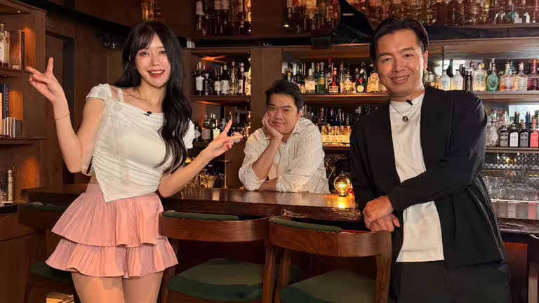李雅英、酒吧Monkie主理人Ian及主持人鄭偉柏。(圖/《Talk一杯》提供) 李雅英、酒吧Monkie主理人Ian及主持人鄭偉柏。(圖/《Talk一杯》提供)