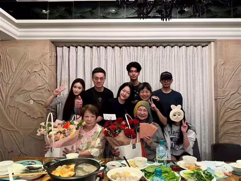 S媽貼出一家人母親節聚餐的照片,具俊曄暴瘦。(圖/翻攝自臉書) S媽貼出一家人母親節聚餐的照片,具俊曄暴瘦。(圖/翻攝自臉書)