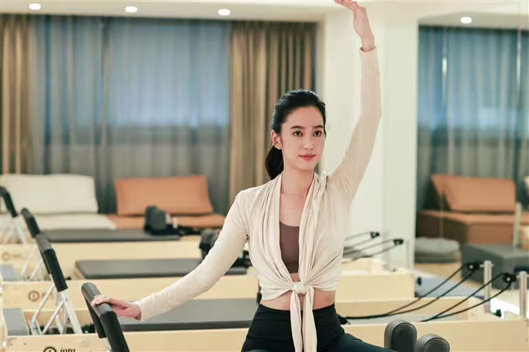 《慶祝》陳庭妮飾演一位經營瑜伽教室的單親媽媽,在事業與家庭之間忙得不可開交。(圖/寬想國際娛樂提供) 《慶祝》陳庭妮飾演一位經營瑜伽教室的單親媽媽,在事業與家庭之間忙得不可開交。(圖/寬想國際娛樂提供)