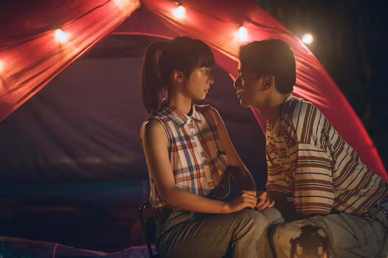 《成功路上》吳翰林(右)、許莉廷上演浪漫戲碼。(圖/ 華視、公視台語台提供) 《成功路上》吳翰林(右)、許莉廷上演浪漫戲碼。(圖/ 華視、公視台語台提供)