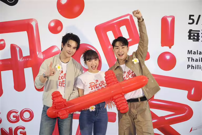 謝佳見(左起)、何美、陳謙文主持外景(圖/記者鄭孟晃攝) 謝佳見(左起)、何美、陳謙文主持外景(圖/記者鄭孟晃攝)