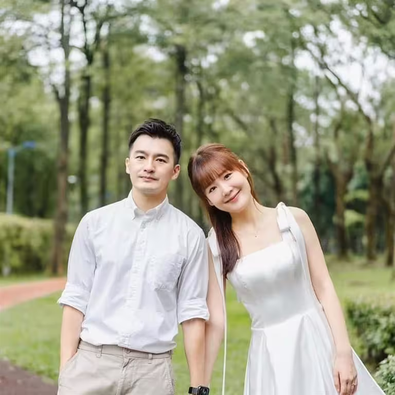 何宜珊(右)與老公Nick去年結婚。(圖/翻攝自何宜珊臉書) 何宜珊(右)與老公Nick去年結婚。(圖/翻攝自何宜珊臉書)