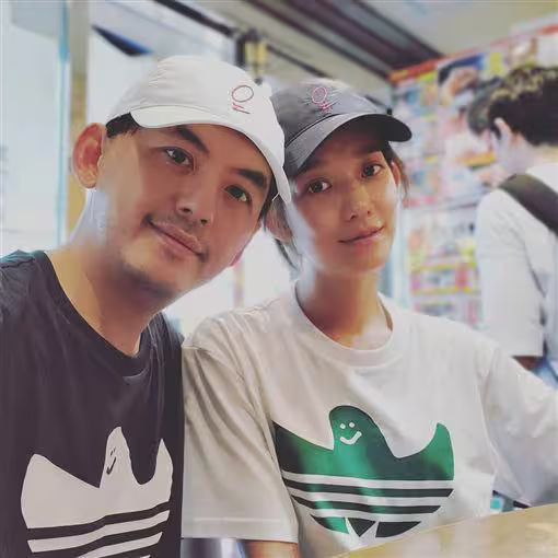 黃子佼(左)被爆離婚孟耿如(右)。(圖/翻攝自臉書) 黃子佼(左)被爆離婚孟耿如(右)。(圖/翻攝自臉書)